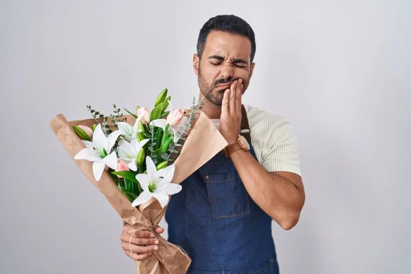 Homem Hispânico Com Barba Trabalhando Como Florista Tocando Boca Com — Fotografia de Stock