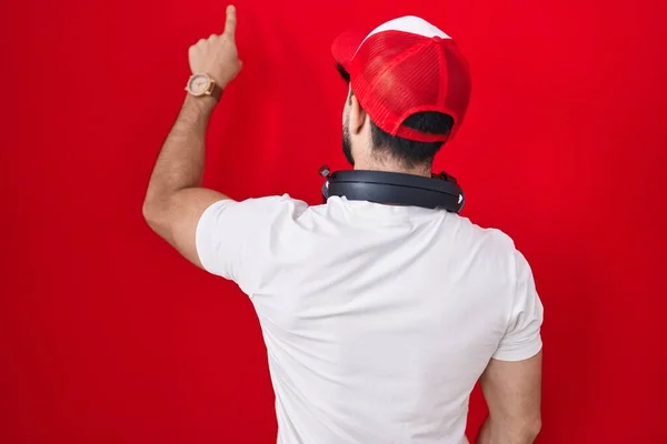 Hispanic Man Beard Wearing Gamer Hat Headphones Posing Backwards Pointing — Stock Photo, Image