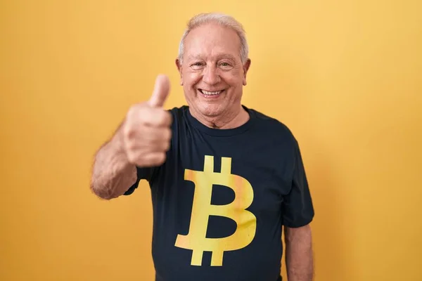 Senior Man Med Grått Hår Bär Bitcoin Shirt Godkänner Gör — Stockfoto
