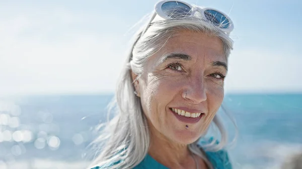 Mujer Pelo Gris Mediana Edad Sonriendo Confiada Pie Orilla Del — Foto de Stock