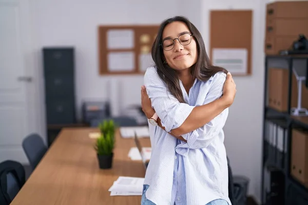 Ung Latinamerikansk Kvinna Kontoret Kramar Sig Lycklig Och Positiv Leende — Stockfoto