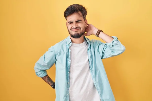 Young Hispanic Man Tattoos Standing Yellow Background Suffering Neck Ache — Stock fotografie