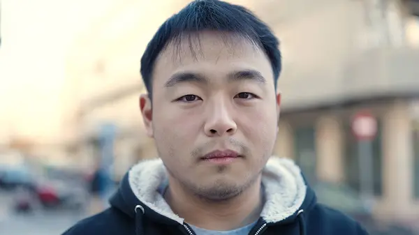 Jeune Homme Chinois Debout Avec Une Expression Sérieuse Dans Rue — Photo