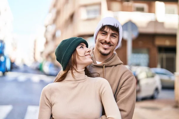 男人和女人在街上互相拥抱 充满自信地微笑着 — 图库照片