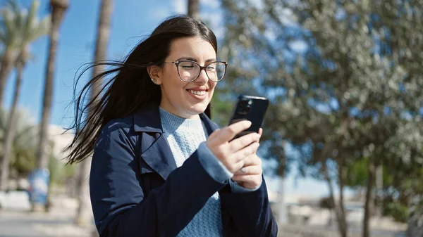 Joven Mujer Hispana Sonriendo Confiada Usando Smartphone Parque —  Fotos de Stock