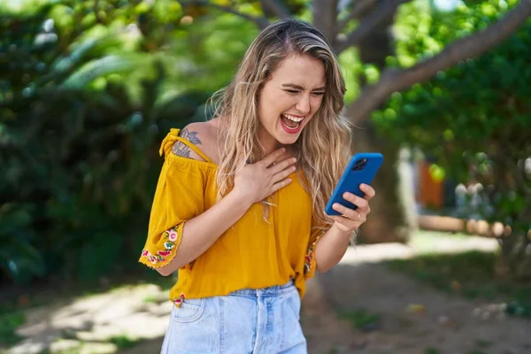 Νεαρή Γυναίκα Που Χρησιμοποιεί Smartphone Χαρούμενη Έκφραση Στο Πάρκο — Φωτογραφία Αρχείου