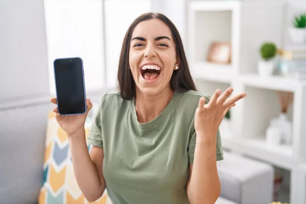 Jovem Morena Segurando Smartphone Mostrando Tela Branco Celebrando Vitória Com — Fotografia de Stock
