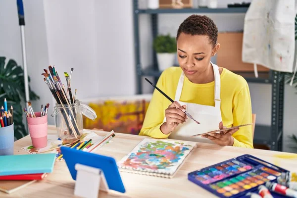 非洲裔美国妇女艺术家在艺术工作室使用笔记本上的触摸板绘图 — 图库照片