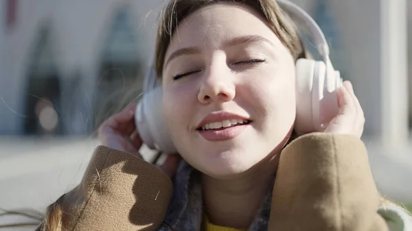 Joven Mujer Rubia Sonriendo Confiada Escuchando Música Calle — Foto de Stock