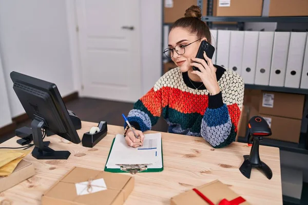 Young Woman Ecommerce Business Worker Talking Smartphone Write Document Office — Fotografia de Stock