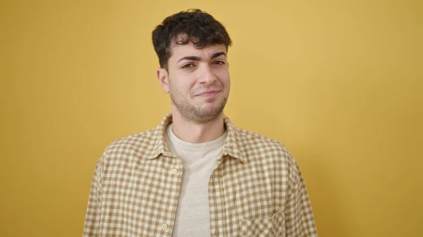 Mladý Hispánec Muž Usmívá Sebevědomě Přes Izolované Žluté Pozadí — Stock fotografie