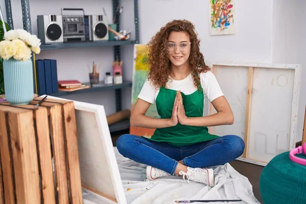 年轻美丽的惊慌失措的女画家微笑着自信地在艺术工作室做瑜伽练习 — 图库照片