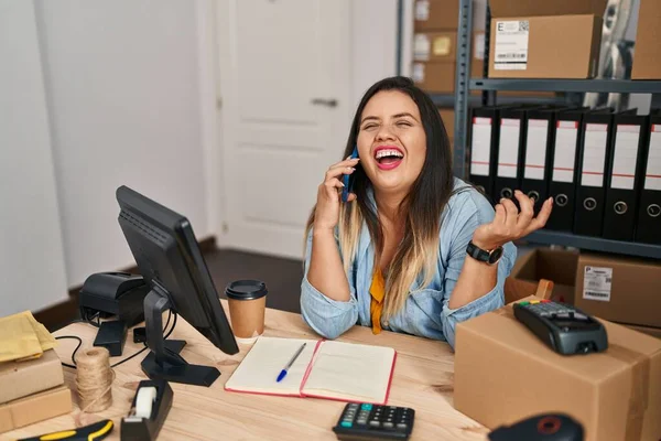 Genç Güzel Cüsseli Bir Kadın Kadını Ofiste Akıllı Telefondan Konuşuyor — Stok fotoğraf