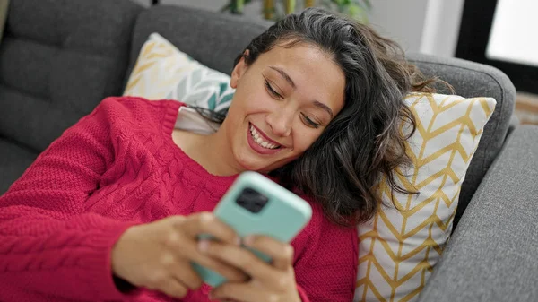 Ung Vacker Latinamerikansk Kvinna Med Smartphone Liggande Soffan Hemma — Stockfoto