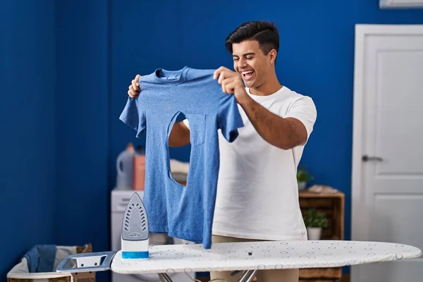 Hombre Hispano Planchando Sosteniendo Camisa Hierro Quemada Lavandería Sonriendo Riendo — Foto de Stock