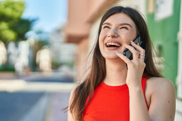 Ung Kaukasisk Kvinna Ler Säker Talar Smartphone Gatan — Stockfoto