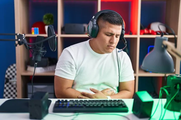 消化不良 痛みを伴う病気が体調不良のため 若いヒスパニック系の男性が胃の上に手でビデオゲームをプレイ キャッシュ コンセプト — ストック写真