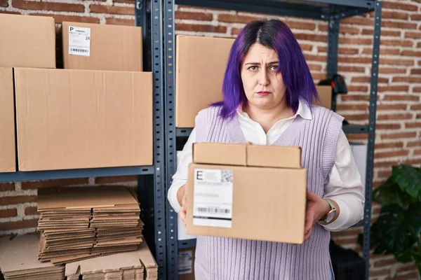 另外一个身材魁梧的女人在小企业工作时 头发是紫色的 手里拿着盒子闷闷不乐 忧心忡忡 哭哭啼啼 悲伤的表情 — 图库照片