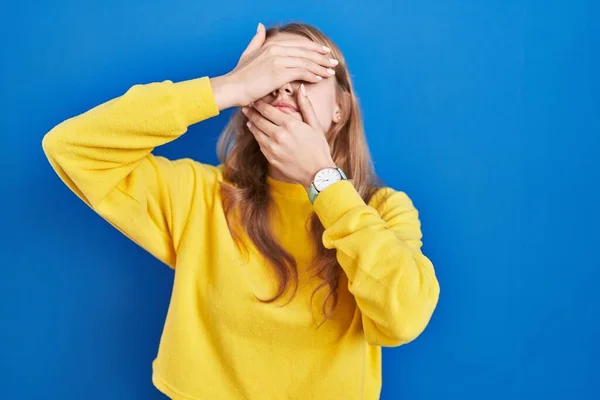 Young Caucasian Woman Standing Blue Background Covering Eyes Mouth Hands — 스톡 사진