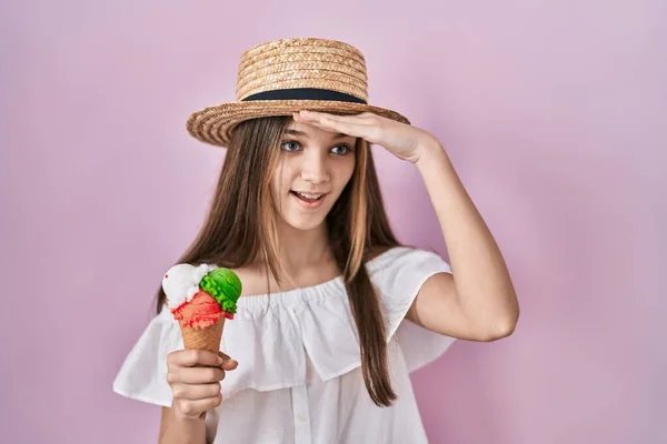 10代の少女は 頭の上に手で遠くを見て非常に幸せと笑顔アイスクリームを保持 検索の概念 — ストック写真