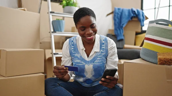 Африканская Американка Делает Покупки Смартфоном Кредитной Картой Новом Доме — стоковое фото