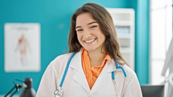 Молода Красива Іспаномовна Жінка Лікар Посміхається Впевнено Стоячи Клініці — стокове фото