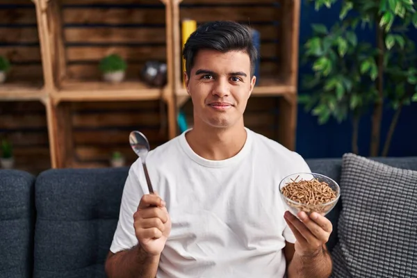 Hombre Hispano Comiendo Cereales Integrales Saludables Con Cuchara Relajada Con — Foto de Stock
