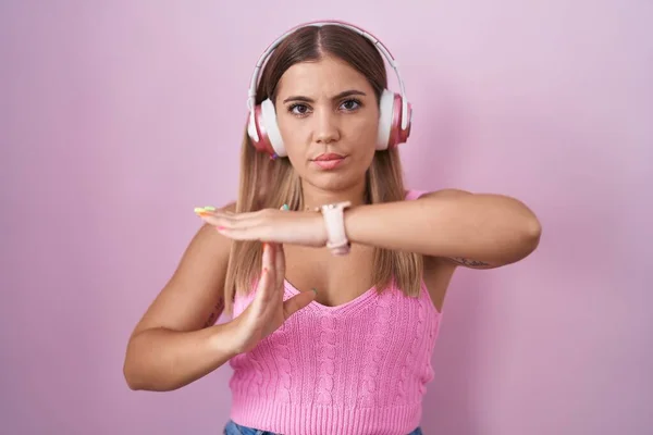 Mladá Blondýnka Poslouchající Hudbu Pomocí Sluchátek Odpykává Čas Gesto Rukama — Stock fotografie