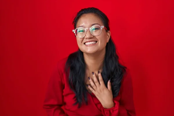 Asiática Joven Mujer Pie Sobre Rojo Fondo Sonriendo Riendo Duro —  Fotos de Stock