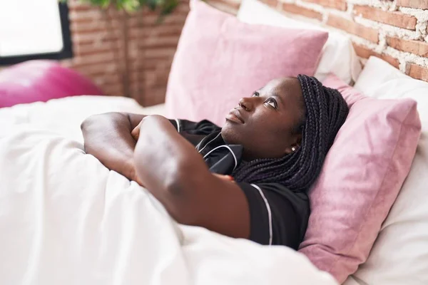 Mujer Afroamericana Estresada Acostada Cama Dormitorio —  Fotos de Stock