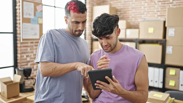 Két Férfi Kereskedelmi Üzletember Touchpad Használ Irodában — Stock Fotó