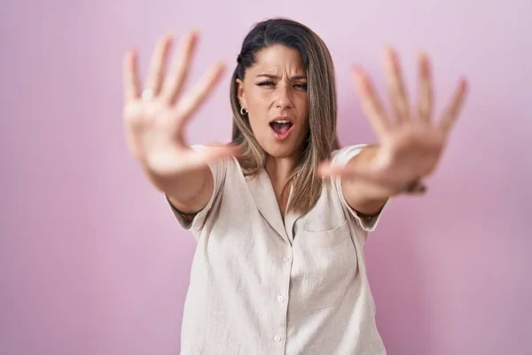 Mujer Rubia Pie Sobre Fondo Rosa Haciendo Stop Gesture Con —  Fotos de Stock