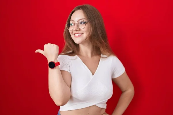 Joven Mujer Caucásica Pie Sobre Fondo Rojo Sonriendo Con Cara —  Fotos de Stock