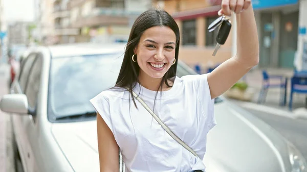 Νέα Όμορφη Ισπανόφωνη Γυναίκα Κρατώντας Κλειδί Στέκεται Αυτοκίνητο Στο Δρόμο — Φωτογραφία Αρχείου