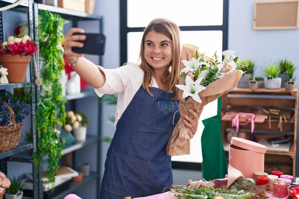 Jovem Florista Fazer Selfie Por Smartphone Segurando Buquê Flores Florista — Fotografia de Stock