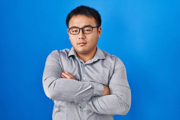 Mladý Číňan Stál Nad Modrým Pozadím Skeptický Nervózní Nesouhlasný Výraz — Stock fotografie