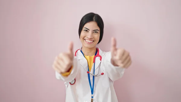 Young Beautiful Hispanic Woman Doctor Doing Thumbs Isolated Pink Background — Stock Photo, Image