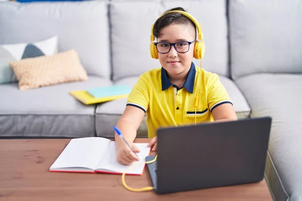 Evde Dizüstü Bilgisayarla Ödev Yapan Genç Spanyol Çocuk Pozitif Mutlu — Stok fotoğraf
