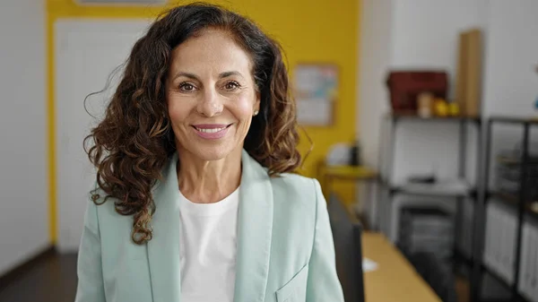 Medelålders Latinamerikanska Kvinna Företagare Ler Säker Kontoret — Stockfoto