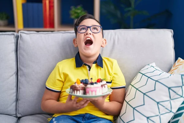 Genç Spanyol Çocuk Elinde Pasta Tutuyor Kızgın Kızgın Çığlıklar Sinirli — Stok fotoğraf