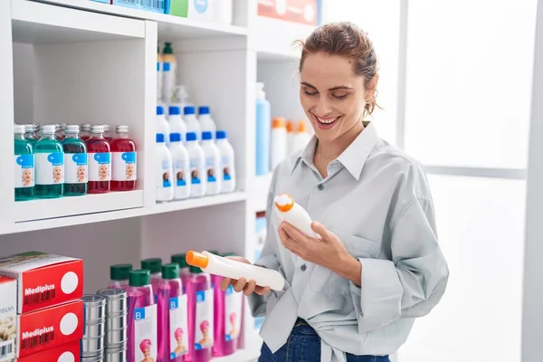 Young Woman Customer Smiling Confident Holding Sunscreen Bottles Pharmacy — Foto de Stock