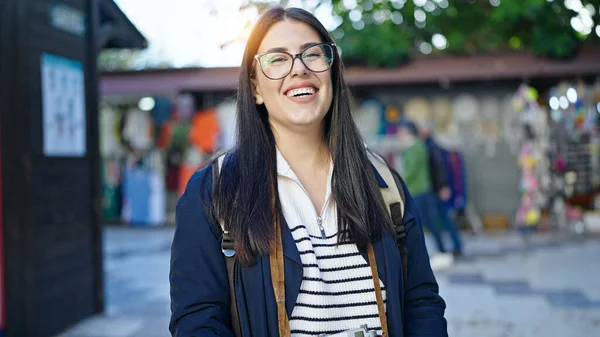 Jonge Spaanse Vrouw Die Een Rugzak Draagt Glimlacht Markt — Stockfoto