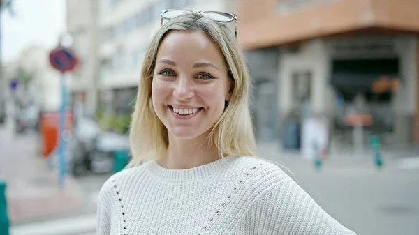 Joven Mujer Rubia Sonriendo Confiada Pie Calle —  Fotos de Stock