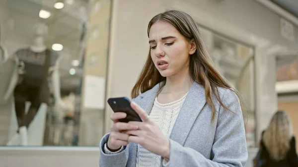 Genç Spanyol Kadın Akıllı Telefon Kullanıyor Caddeye Üzgün Bakıyor — Stok fotoğraf
