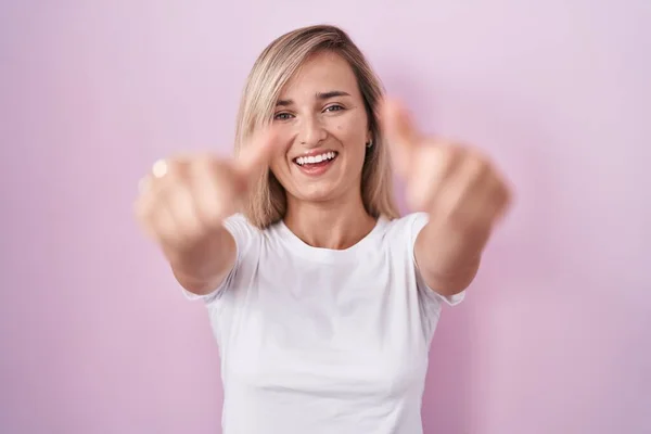 Young Blonde Woman Standing Pink Background Approving Doing Positive Gesture — Stock Photo, Image