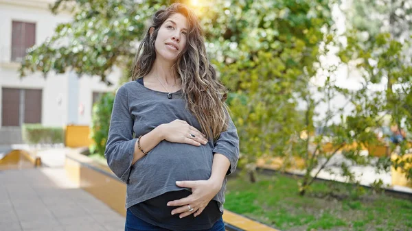 Jonge Zwangere Vrouw Glimlachen Zelfverzekerd Aanraken Buik Park — Stockfoto