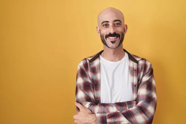 Een Spaanse Man Met Een Baard Die Een Gele Achtergrond — Stockfoto