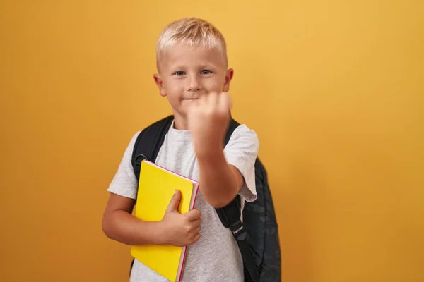 Küçük Beyaz Çocuk Öğrenci Çantası Takıyor Elinde Kitap Tutuyor Öfkeyle — Stok fotoğraf