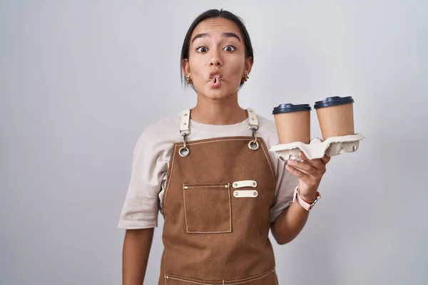 Mujer Hispana Joven Con Delantal Camarera Profesional Sosteniendo Café Haciendo —  Fotos de Stock
