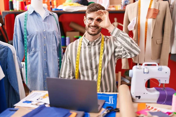 一个留着胡子的西班牙男人在裁缝店用笔记本电脑开心地微笑着 用手看着手指 手拿着手签好吗 — 图库照片